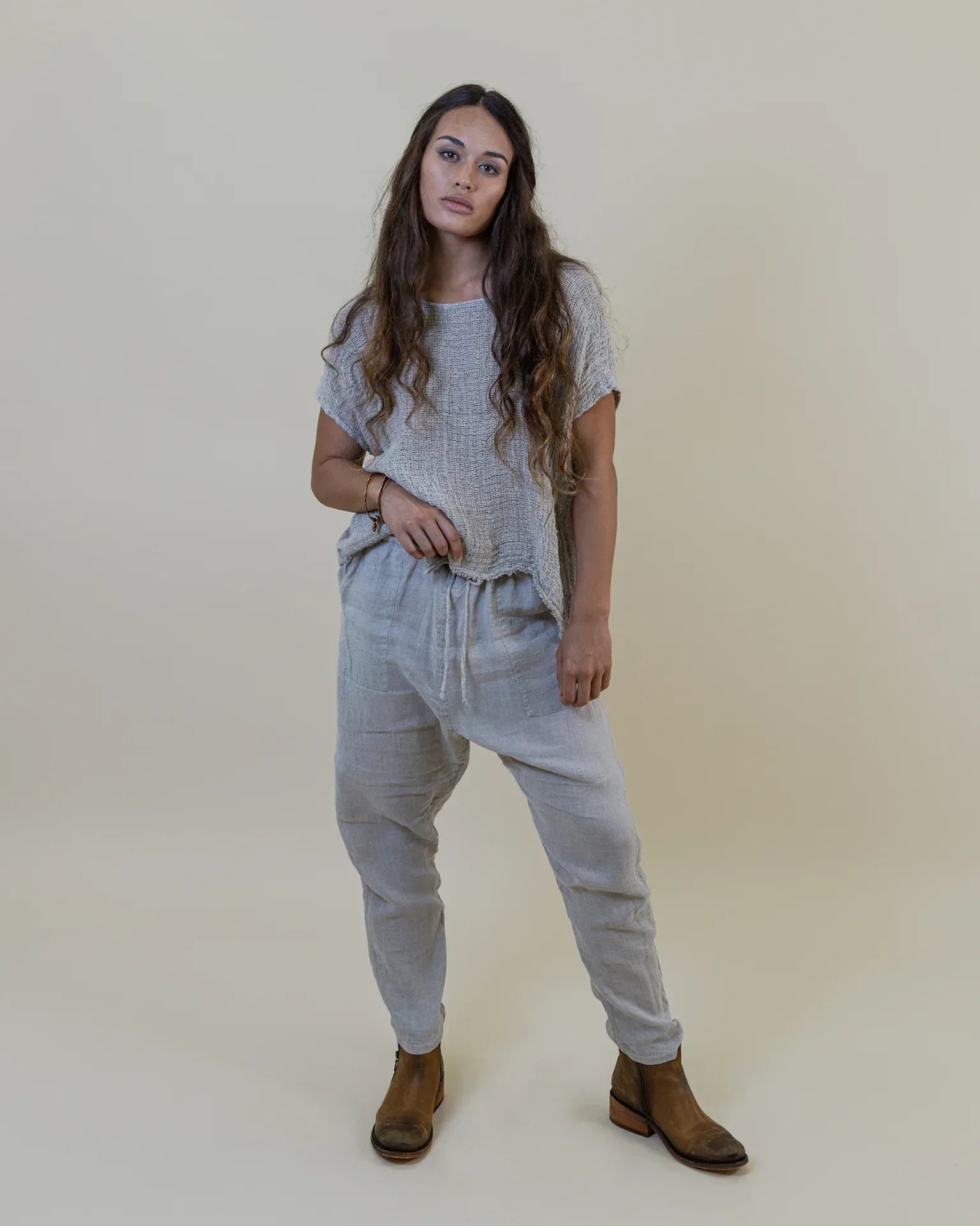 Woman Wearing La Bottega di Brunella Linen Pants - Fossil - Pants LUXAMORE