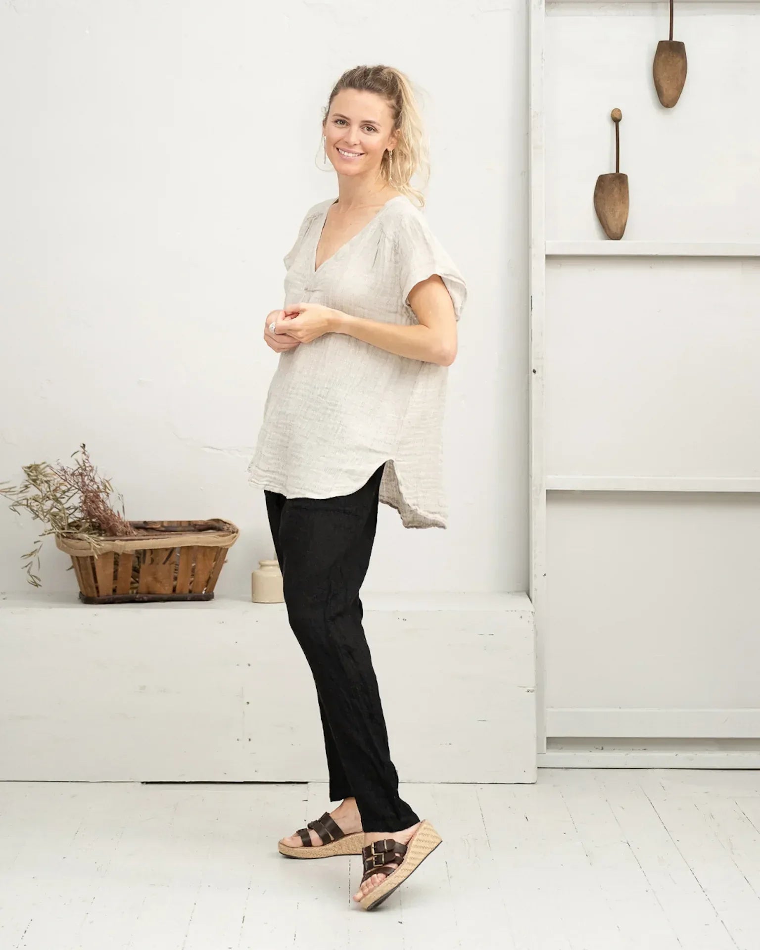 Woman Wearing La Bottega di Brunella Linen Pants - Fossil - Pants LUXAMORE