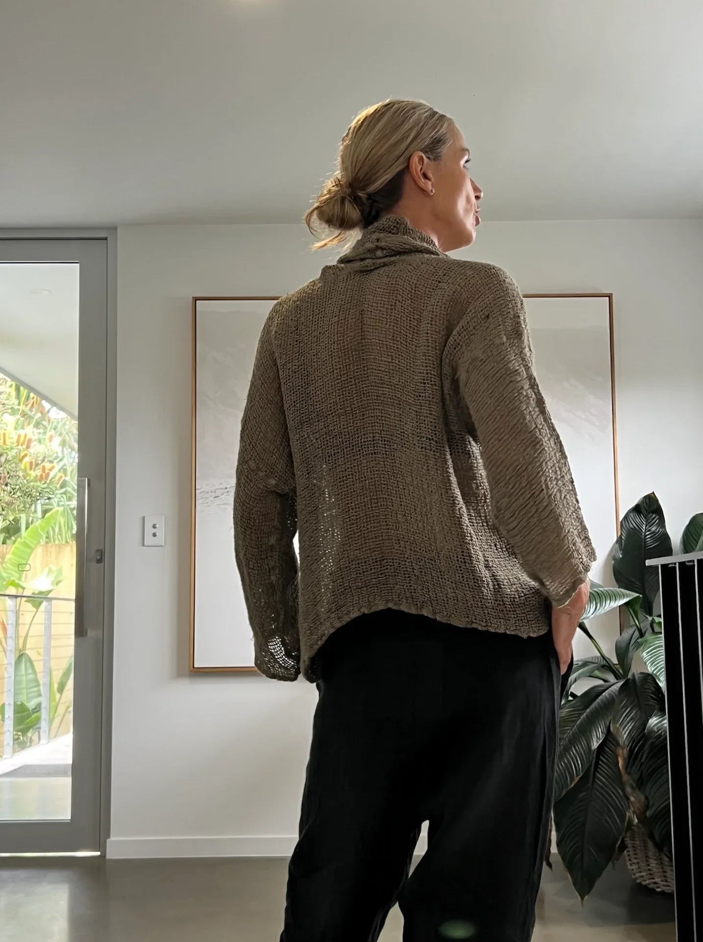 La Bottega di Brunella Top Maglia Delusa - Campagna Fossil worn by model in natural setting LUXAMORE 