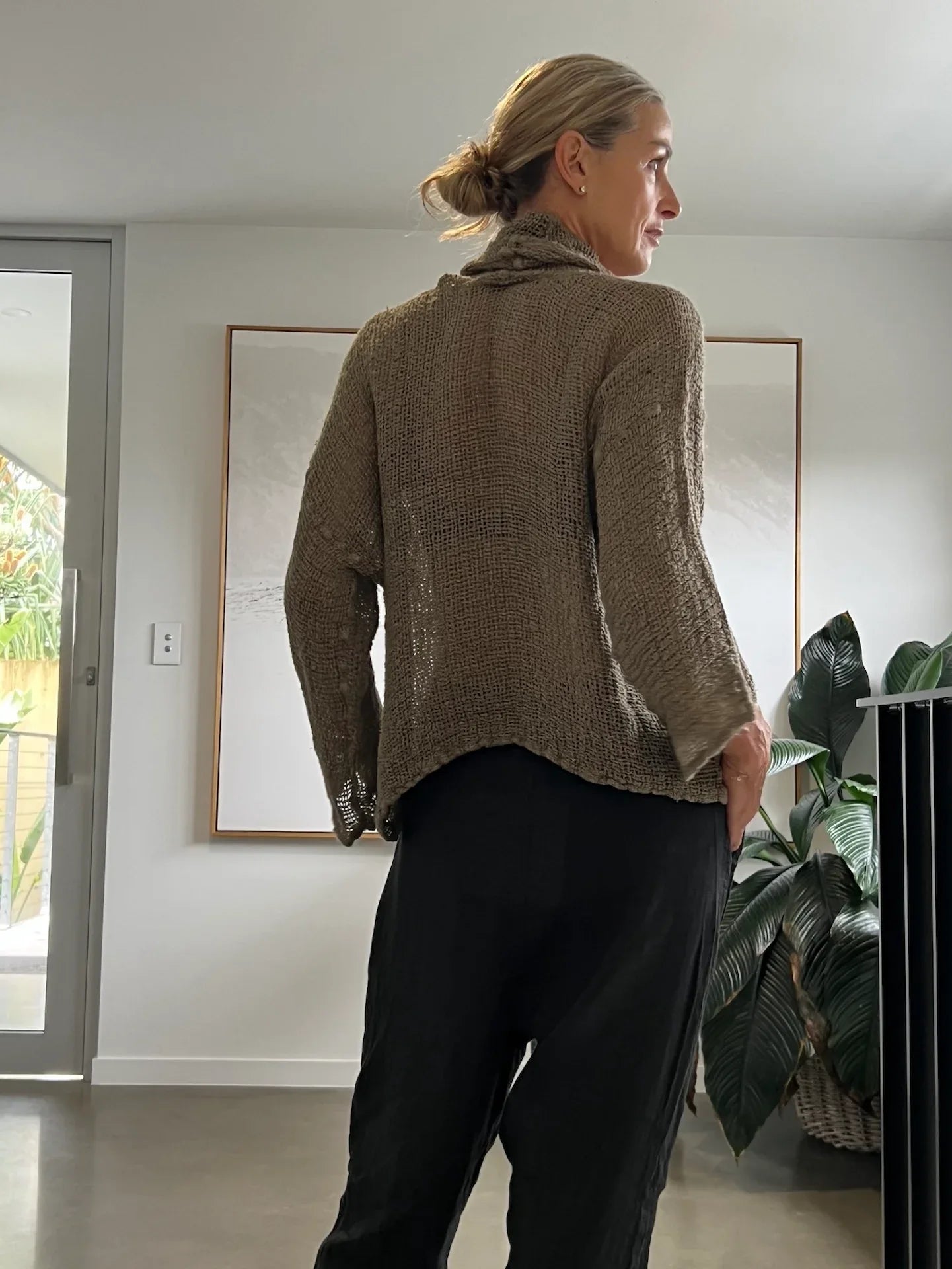 La Bottega di Brunella Top Maglia Delusa - Campagna Fossil worn by model in natural setting LUXAMORE 