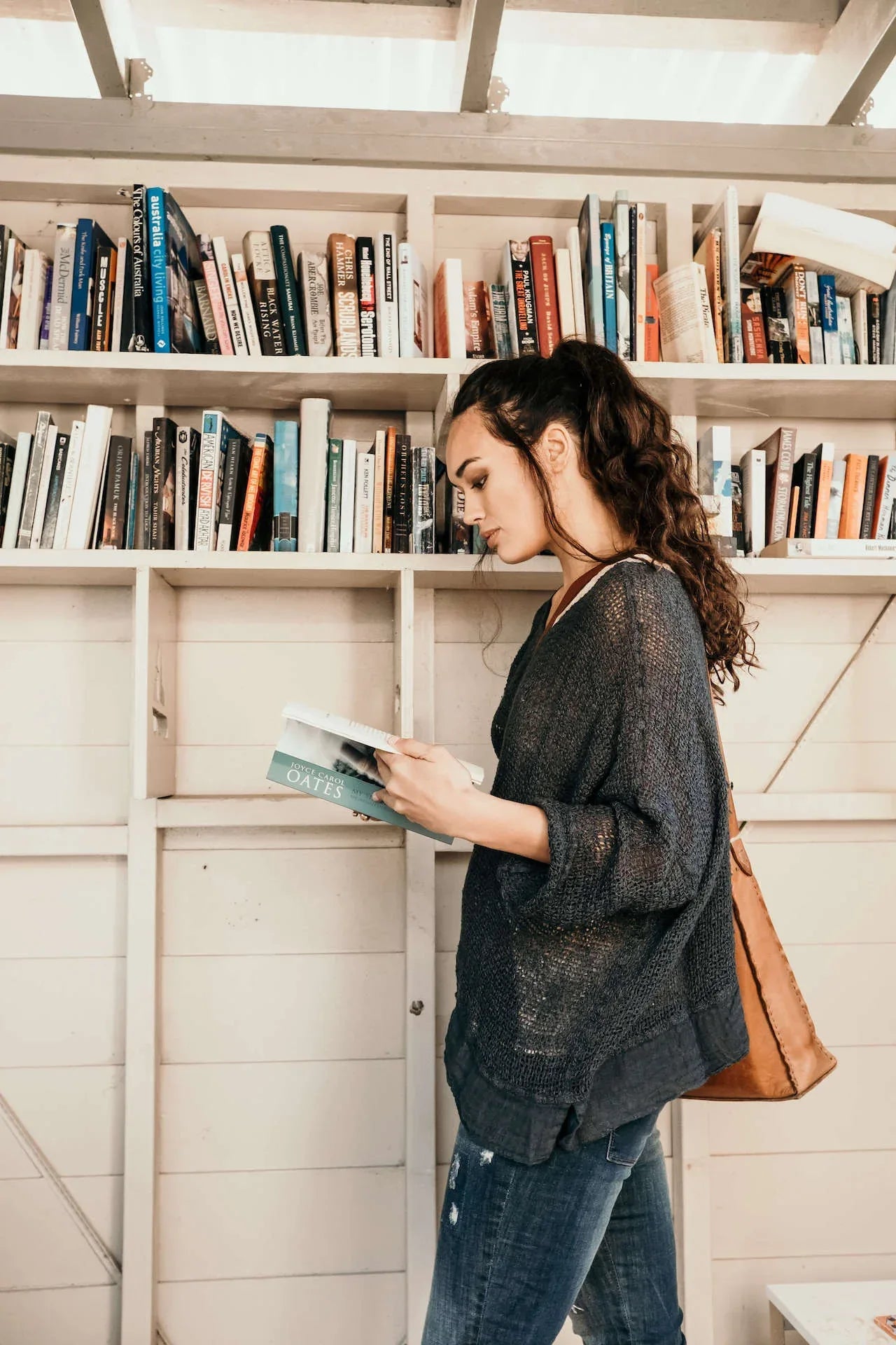 La Bottega di Brunella Top Maglia Europa - Campagna Blu worn by model in natural setting LUXAMORE 