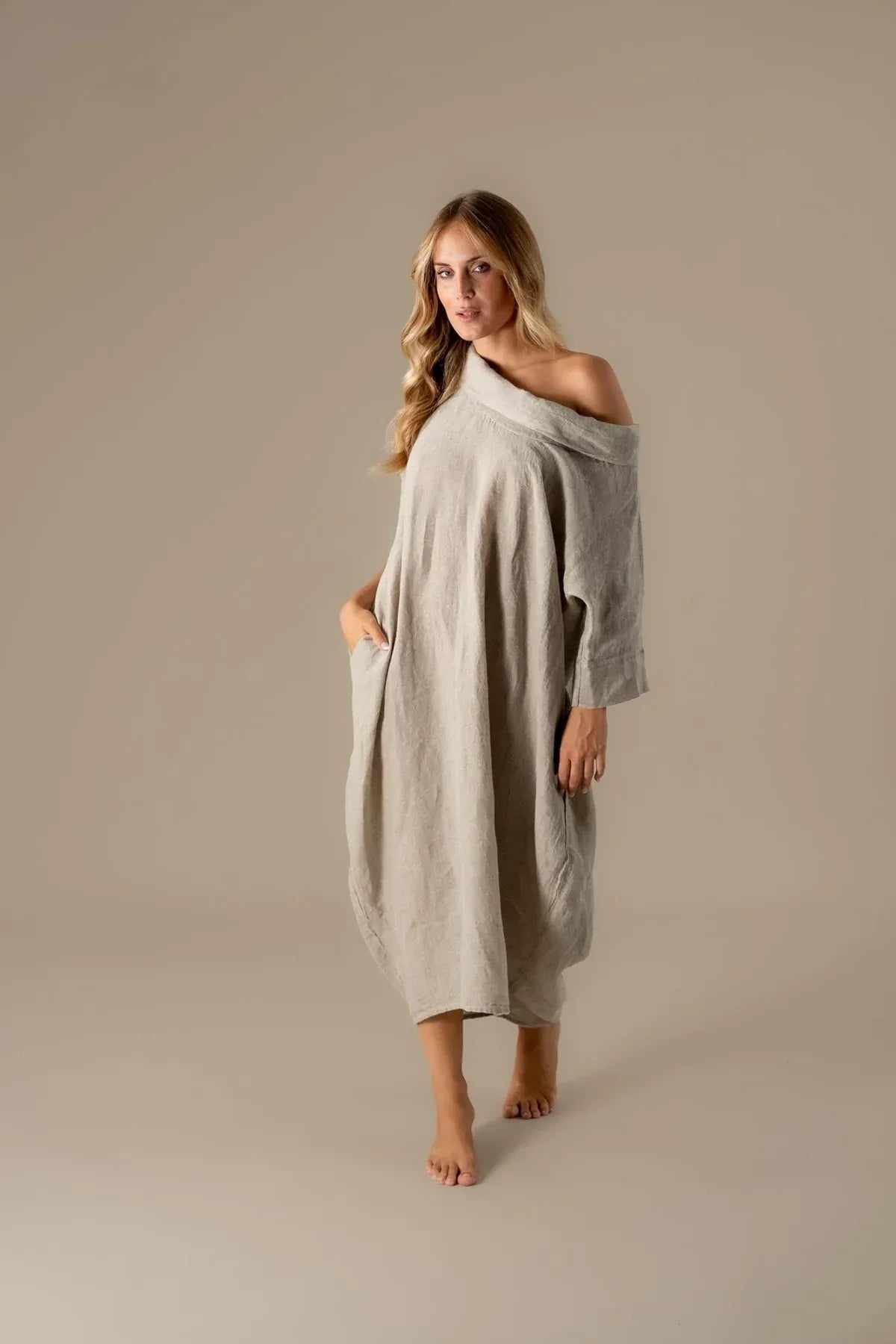 Woman Wearing La Bottega di Brunella VESTITO SULTANO - Pergamena linen dress LUXAMORE 