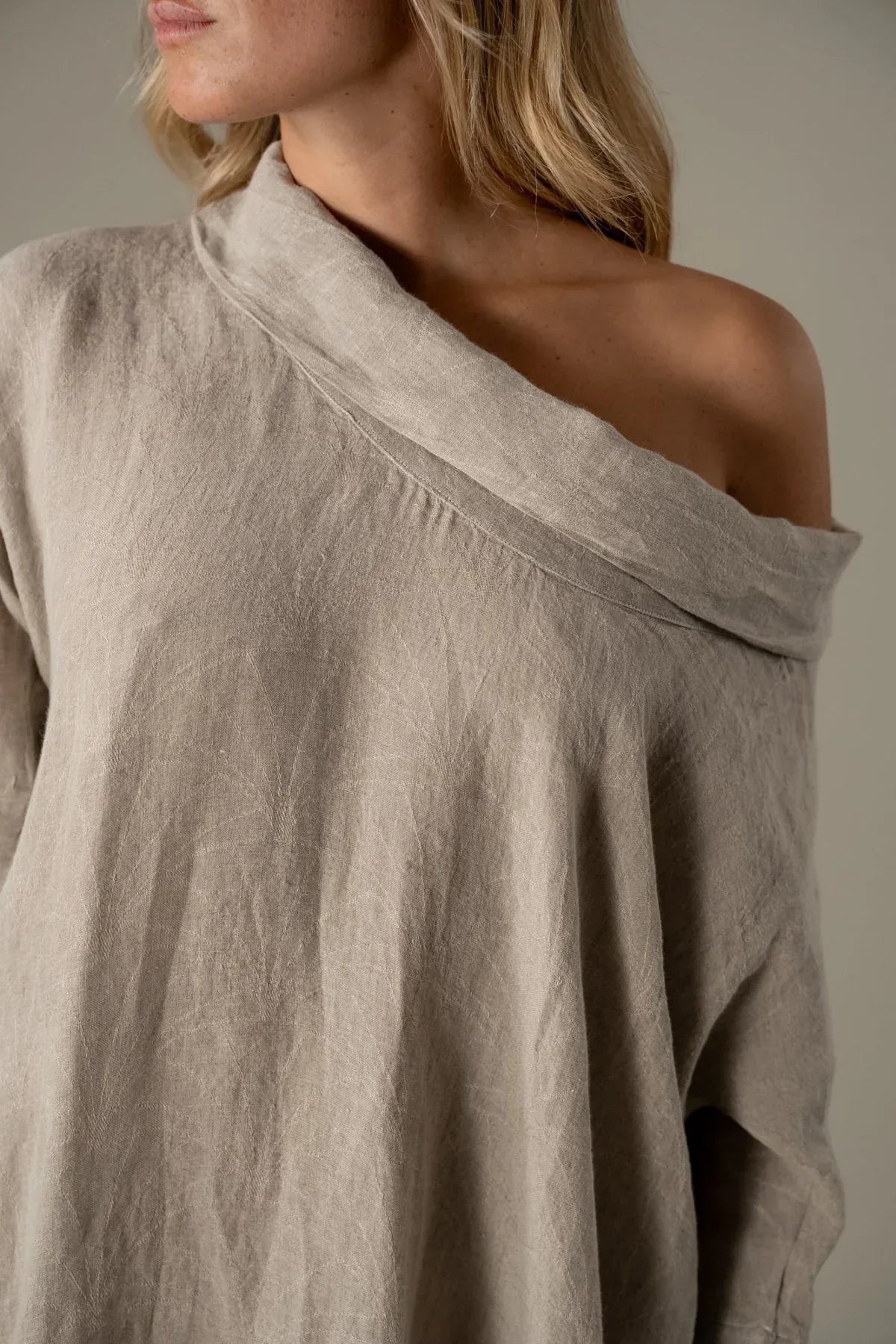 Woman Wearing La Bottega di Brunella VESTITO SULTANO - Pergamena linen dress LUXAMORE 