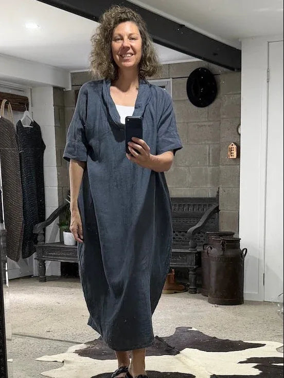 Woman taking selfie of La Bottega di Brunella VESTITO SULTANO - Pergamena linen dress LUXAMORE 