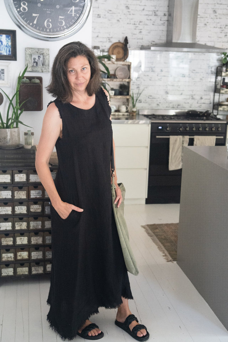Woman Wearing Linen Dress Sleeveless Raw Edge, Maxi Made in Italy Black - Dress LUXAMORE
