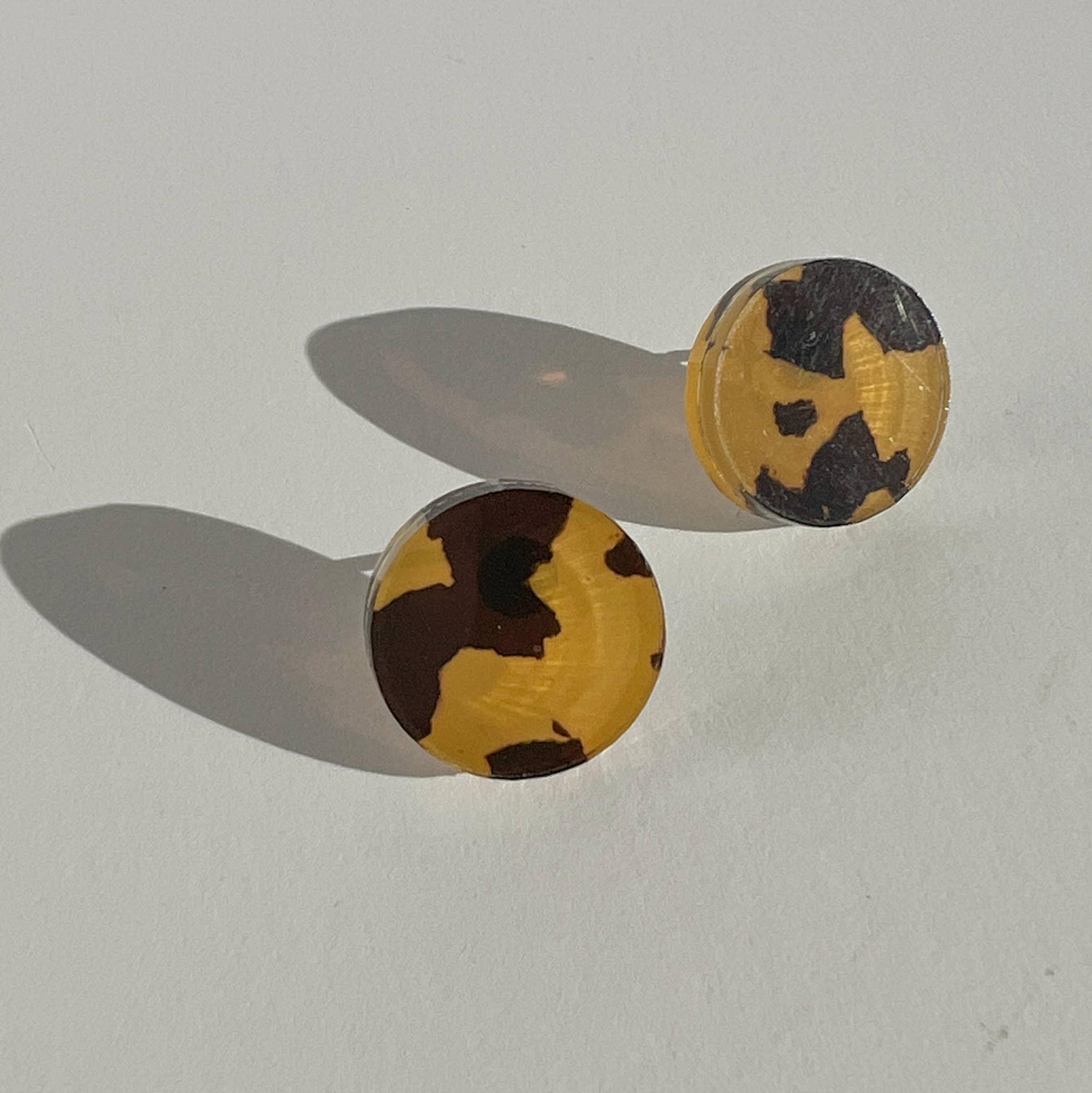 Mingled Tortoise Shell Round Stud Earrings - 15mm worn by model in natural setting LUXAMORE 