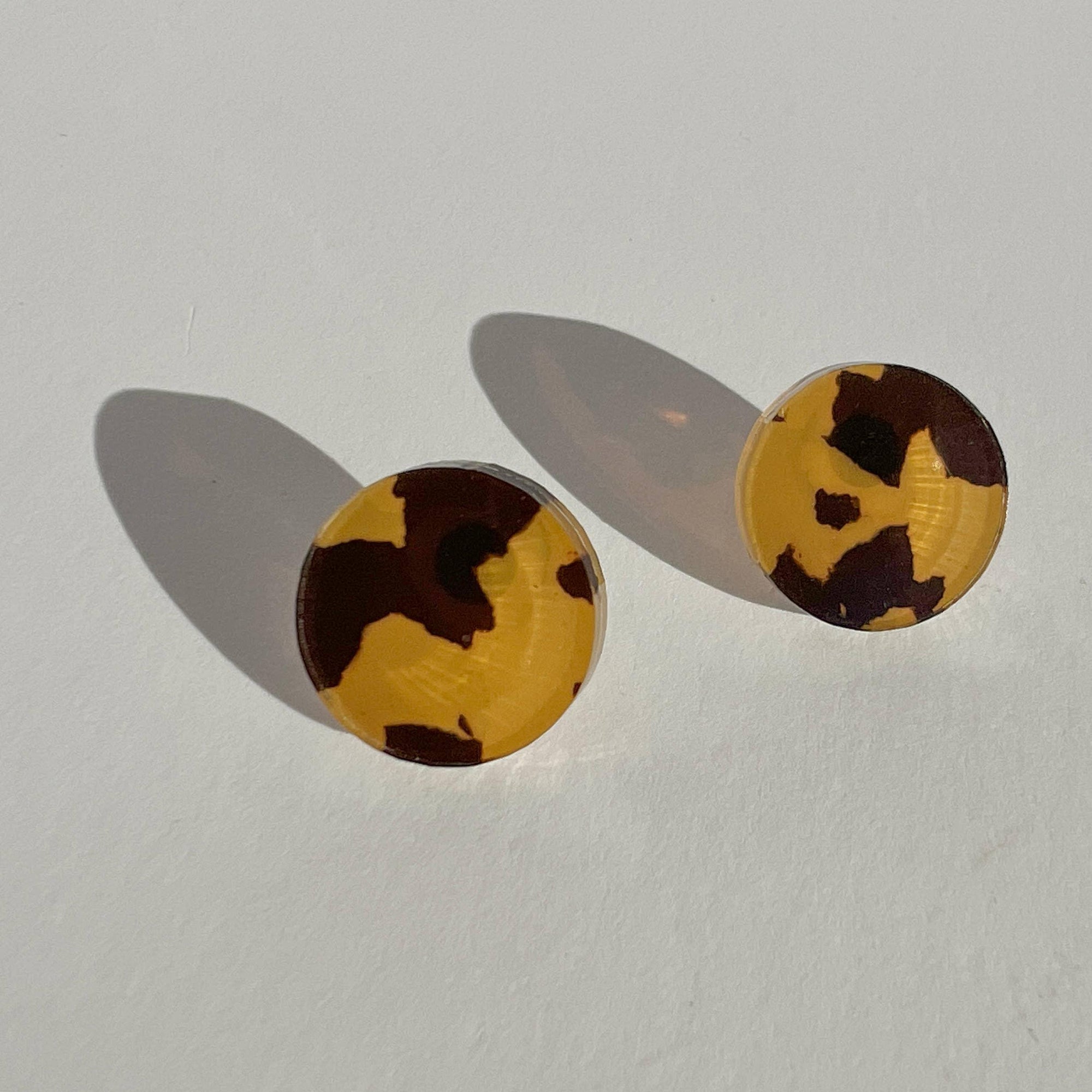 Mingled Tortoise Shell Round Stud Earrings - 15mm worn by model in natural setting LUXAMORE 