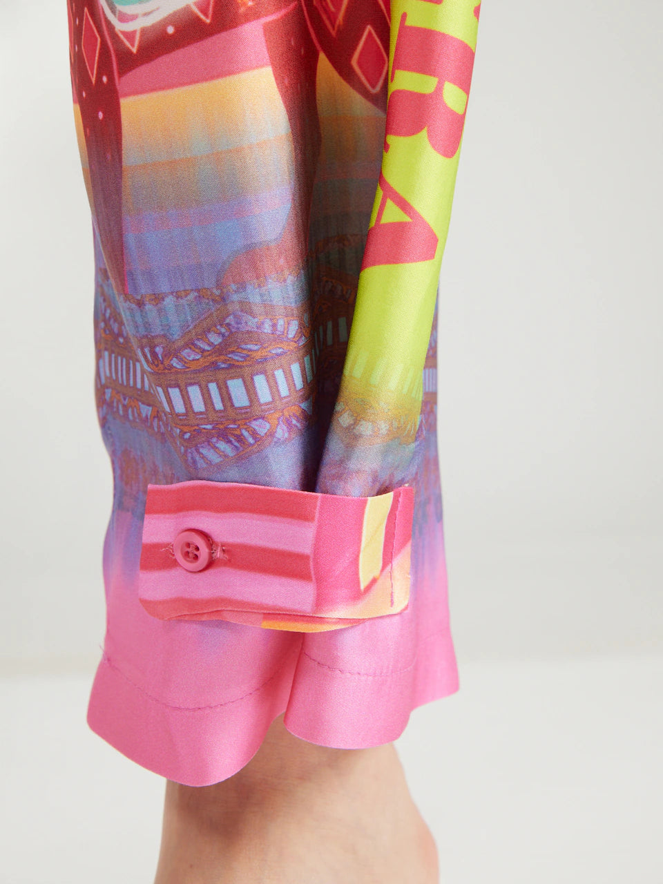 Wide-leg 7/8 trousers: Miss Goodlife Pants Sunset Dream in an all-over multicolor print close up ankle detail LUXAMORE