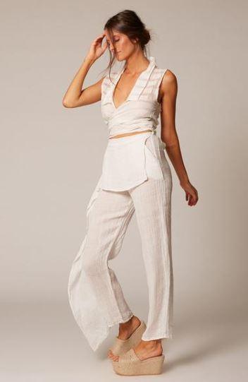 Estilo Emporio Linen Pant Coco worn by model in natural setting LUXAMORE 
