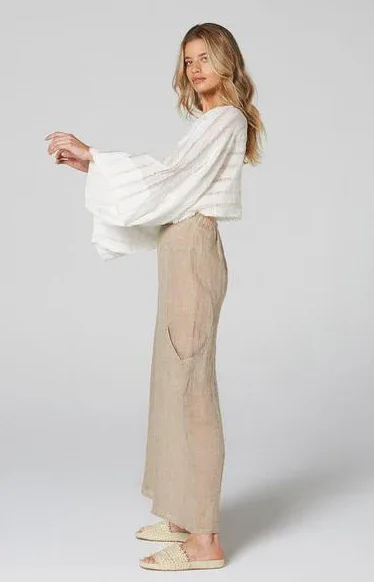 Estilo Emporio Linen Pant Pocket worn by model in natural setting LUXAMORE 