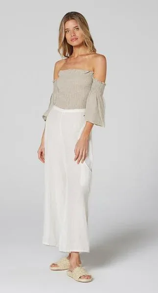 Estilo Emporio Linen Pant Pocket worn by model in natural setting LUXAMORE 