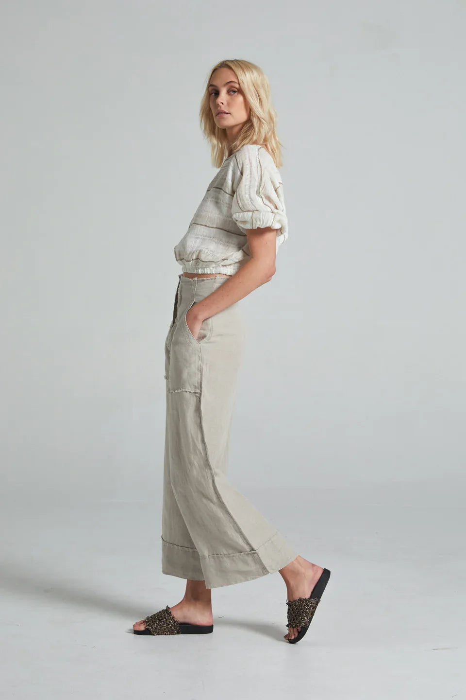 Estilo Emporio Linen Pant Riviera worn by model in natural setting LUXAMORE 