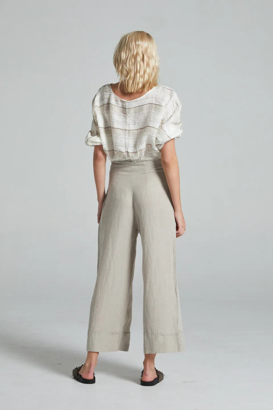 Estilo Emporio Linen Pant Riviera worn by model in natural setting LUXAMORE 