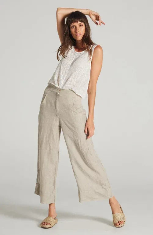 Estilo Emporio Linen Pant Tropez worn by model in natural setting LUXAMORE 